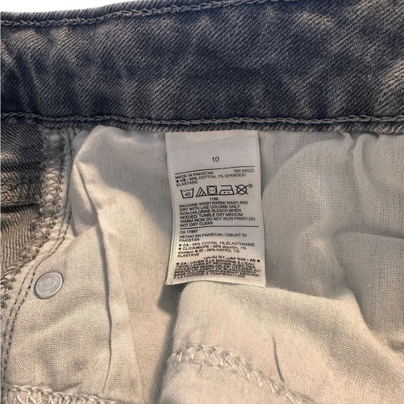 Old Navy Grey High Rise OG Denim Shorts - Size 10 - Picture 4 of 8